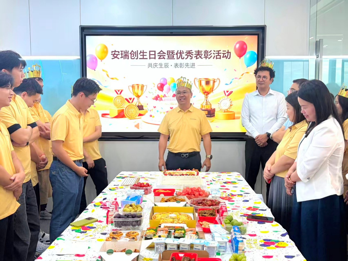 副总经理莫永煜先生作为本月寿星代表发言
